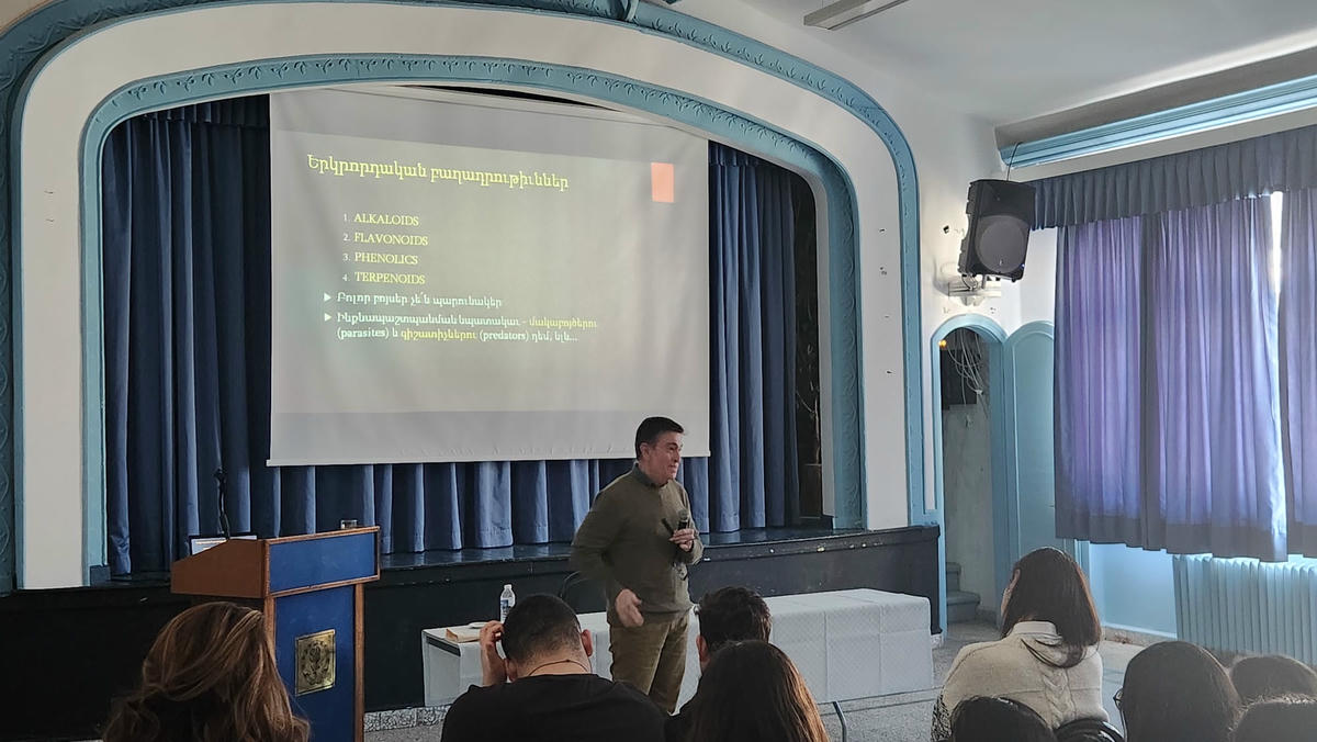 Տոքթ. Վահրամ Էլակէօզ հիւրասիրուեցաւ Սուրբ Խաչ Դպրեվանքի մէջ