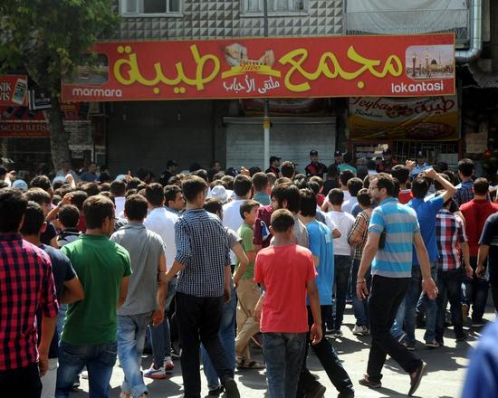 16- Temmuz ayında Kahramanmaraş'ta toplanan bir grup, ‘Suriyelileri İstemiyoruz’ eyleminin ardından Suriyelilere ait iş yeri ve araçlarına zarar verdi.