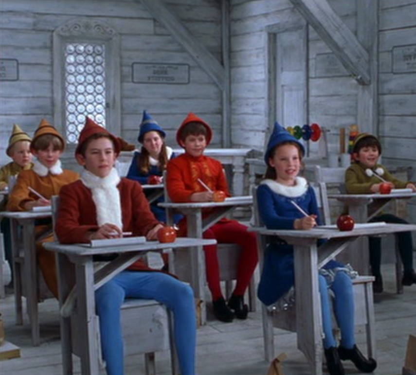 Minik Elfler okulda Elf olmanın inceliklerini öğreniyorlar.