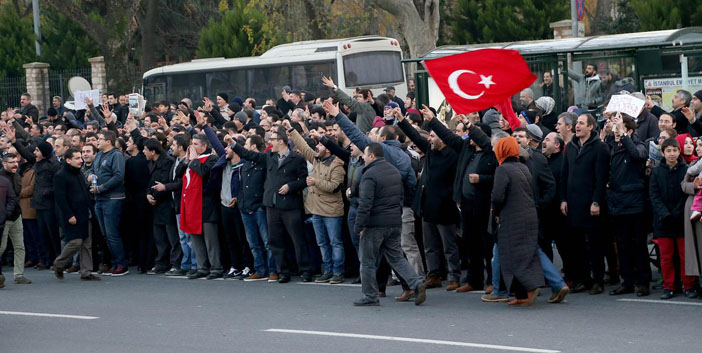 Bir grup vatandaş Vatan Emniyet önünde protesto gösterisine devam ediyor. 