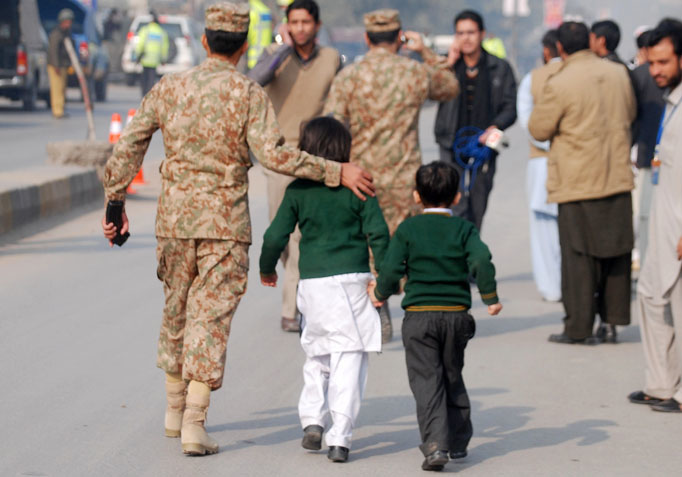 Pakistan'da Taliban terörü: Çoğu çocuk 145 ölü