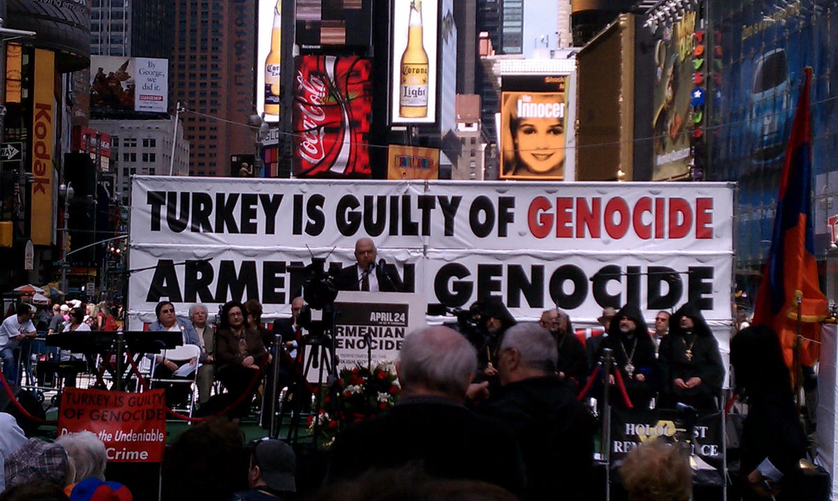 Birçok Amerikalı için ‘Ermeni Soykırımı’ ifadesi korkunç insani acıları değil, çileden çıkaran, göz döndürücü bir lobicilik ve siyasi pazarlık masalı. Bu konuyla alakalı sunulan herhangi bir yasa tasarısı için kongredeki bazı oyları sağlama almak demek, kaçınılmaz olarak, Osmanlı Ermenilerinin hatırasını, onu kongrenin gündemindeki diğer meselelere ilintilendirerek ucuzlatmak demek. 