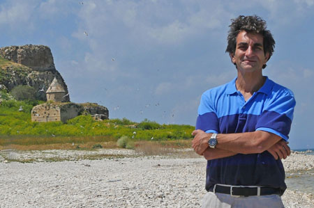Matthew Karanian, Van Gölü’ndeki Gduts Adası’nda.