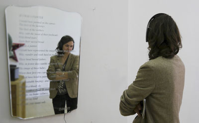 Sergiyi gezen seyirciler, şiirin ermenicesini de dinleyebiliyorlar.