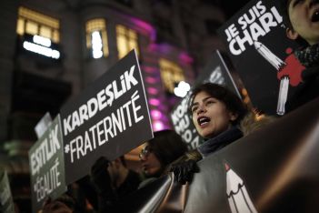 Charlie Hebdo'ya düzenlenen saldırı protesto ediliyor