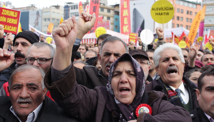 Aleviler boykottan önce alanlara çıktı