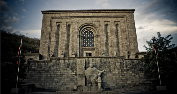 Amed’de yazılan yüzden fazla el yazmasından sadece 40’ı bugün Madenataran arşivinde yer alıyor.