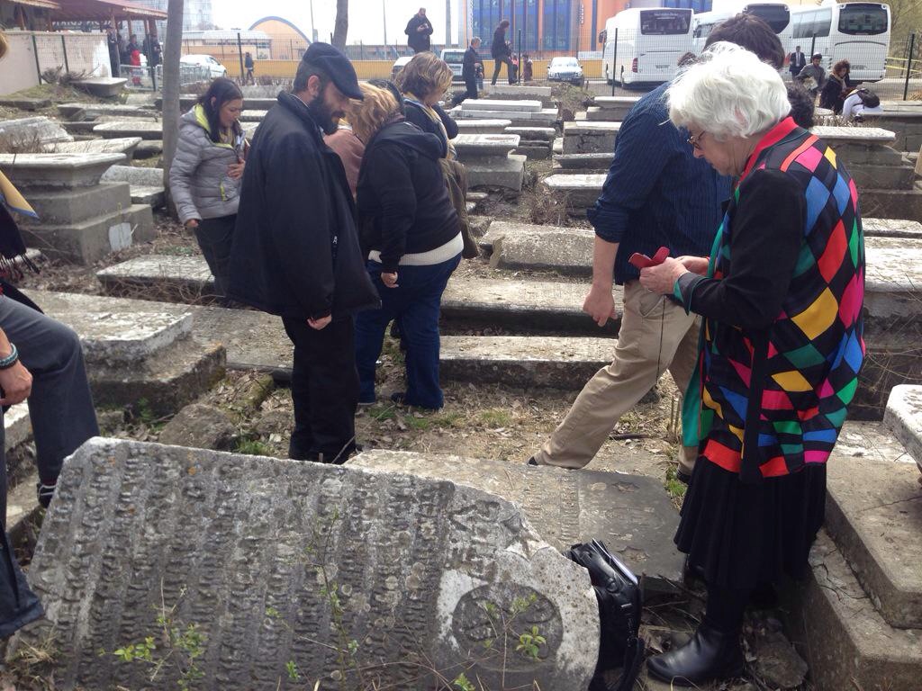 Akrabalarımızı, arkadaşlarımızı arıyoruz. Belki bir umut..