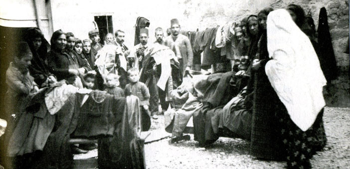 Katliam sonrası Adana’da yardım dağıtımı. FOTOĞRAF • HOUSHAMADYAN