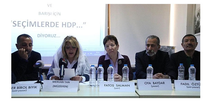 HDP'yi  destekleyen 853 aydın imzaları teslim etti
