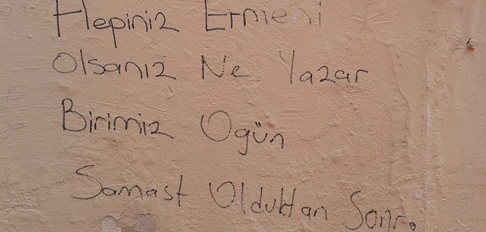 Kilise duvarında Samast övgüsü