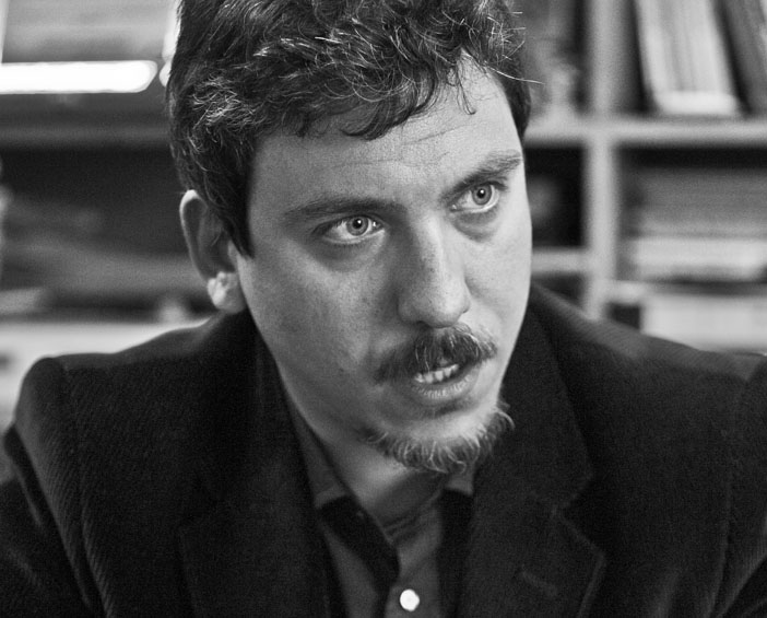 GÜVEN GÜRKAN ÖZTAN: “Mustafa Kemal, 1915’in doğrudan faillerinden biri olmamasının verdiği meşruiyetle hareket ederken, Meclis’in açıldığının ertesi günü, 1915’i ‘fazahat’ olarak değerlendirmişti. Fakat askeri zaferlerin ardından, gayrimüslimlerin el konulmuş mallarının üzerine kurulan yeni düzeni koruyacağı vaadiyle liderliğini perçinledi.”