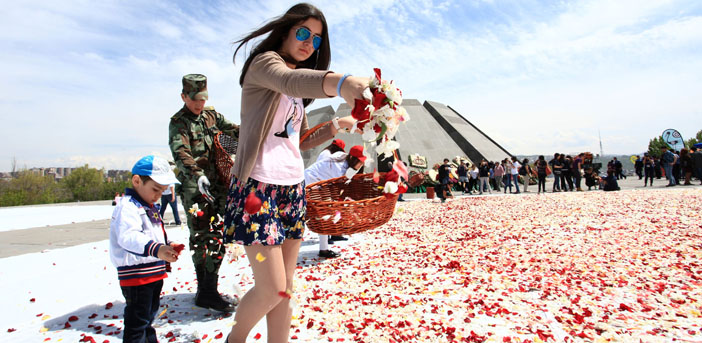 Soykırım anıtına bırakılan çiçekler ölümsüzleşiyor
