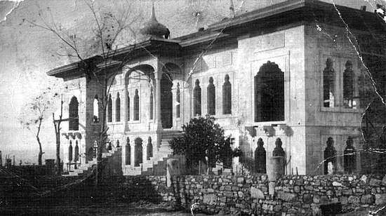 Günümüzde Sinop İl Jandarma Komutanlığı’nın misafirhanesi olarak kullanılan binanın ilk fotoğraflarından biri. Kubbe, giriş kapısının üstündeki çatıda. (Kaynak: Zeynel Zeki Özcanoğlu-İsmail Ulus’un ‘Açıklamalı Sinop Kitabeleri’ adlı kitabı.