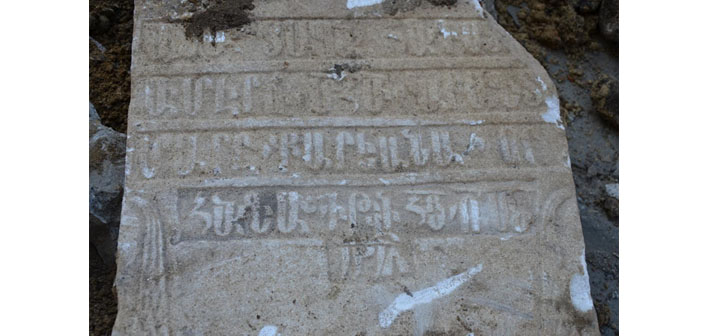 Mezar taşlarını kanalizasyon kapağı yapmışlar