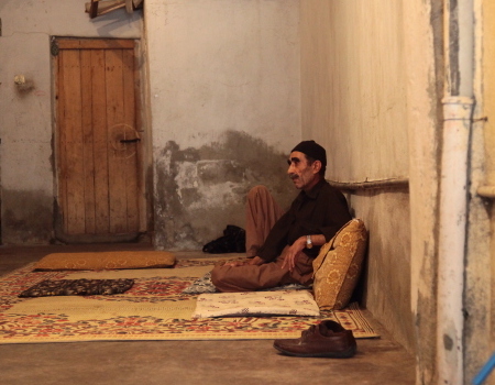 ‘Ölü ve de Diri’ belgeselinde konuşan bu belediye işçisi, Alay Komutanlığı’nın emriyle, sadece kendisinin 36 kişinin cenazesini çöplüğe attığını söylüyor. 