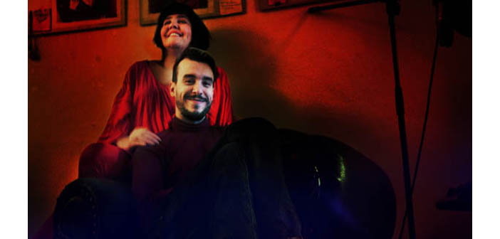 Suskunluğun ortasını biçip geçen bir makas