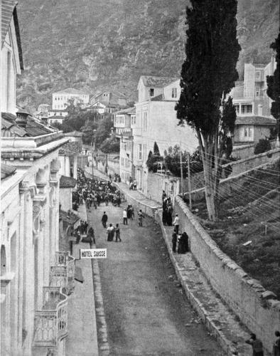 Trabzon sokaklarından bir Ermeni kafilesinin geçişi