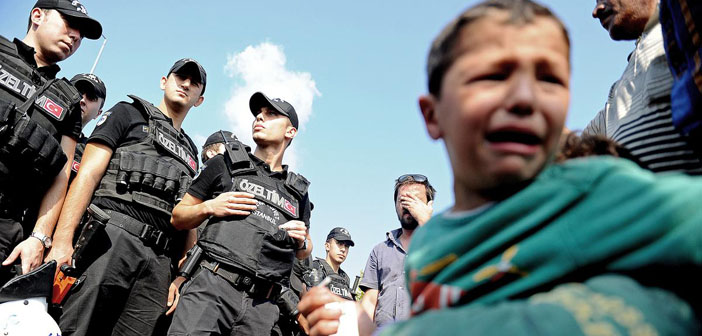 Edirne'ye doğru yürüyüşe geçen sığınmacılara polis müdahalesi