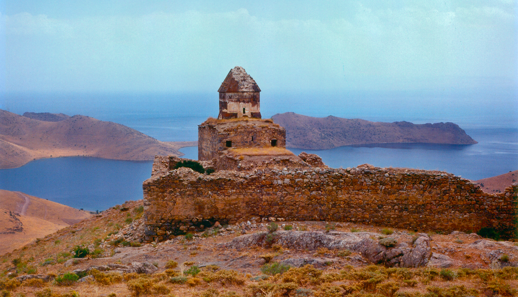 Van Gölü'nün güney kıyısındaki Surp Tovmas Kilisesi