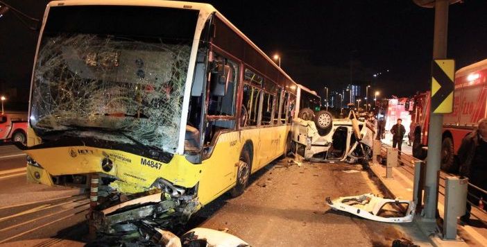 Kadıköy’de metrobüs kazası:  5 kişi öldü, 5 kişi yaralandı.