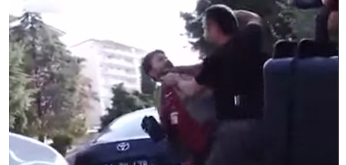 Kafasına silah dayanan gazetecilere para cezası