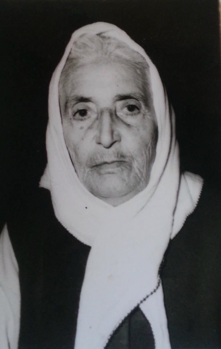 Eminbeyoğlu Mehmed Bey’i Sivas Kongresi fotoğrafında teşhis eden Zarig’in kızı Hiranuhi’den bir bu vesikalık fotoğraf kalmış.