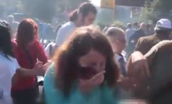 Ankara'da patlamanın hemen ardından yaralılara gaz ve tazyikli su