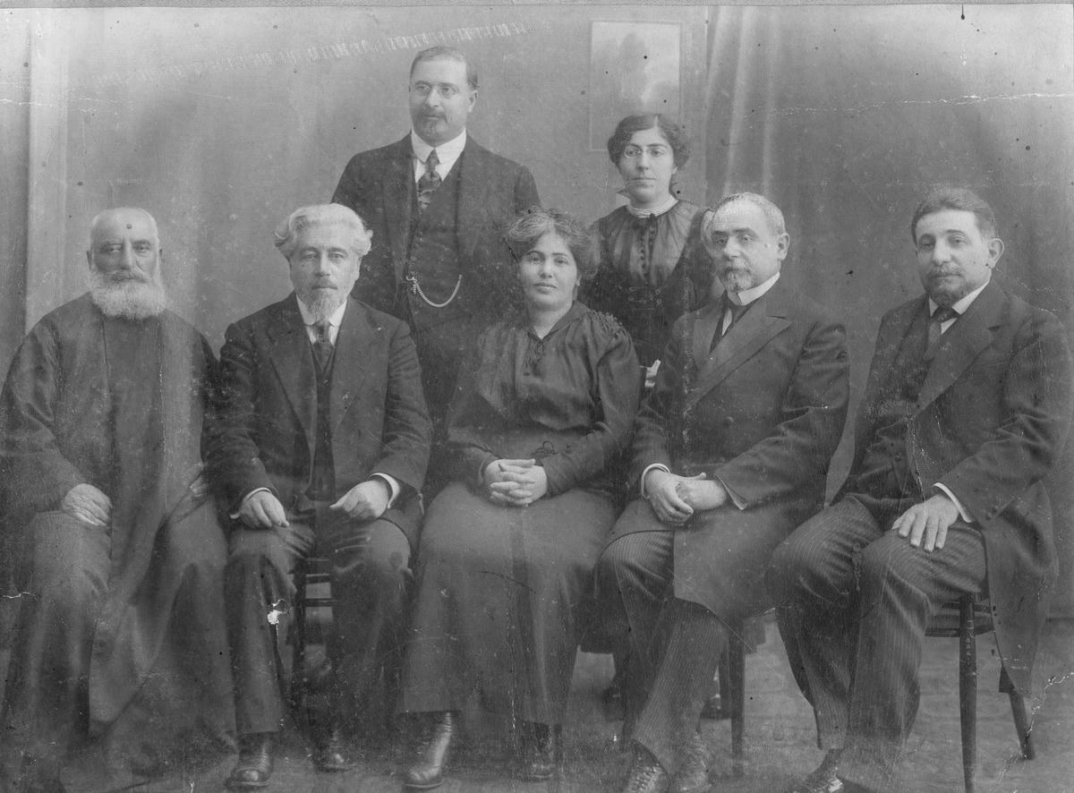 Yesayan, Adana katliamı sonrası Patrikhane'nin teftiş üyeleriyle bilrlikte. 