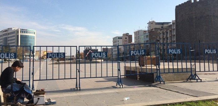 Diyarbakır'da hendek giderek derinleşiyor