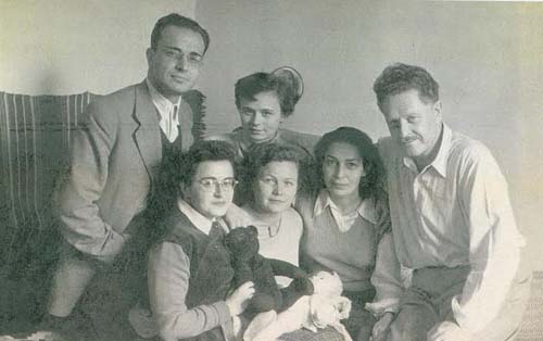 Necil Togay, Gün Benderli Togay, altta Yıldız Sertel, Fatma ve Nazım Hikmet Moskova’da.