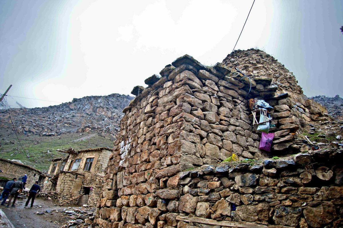 Çıktığımız gibi karşı evden bize el sallıyorlar, Mehmet Bey’in evine çaya davet ediliyoruz. Köylü de camda bizi gözetliyor. 