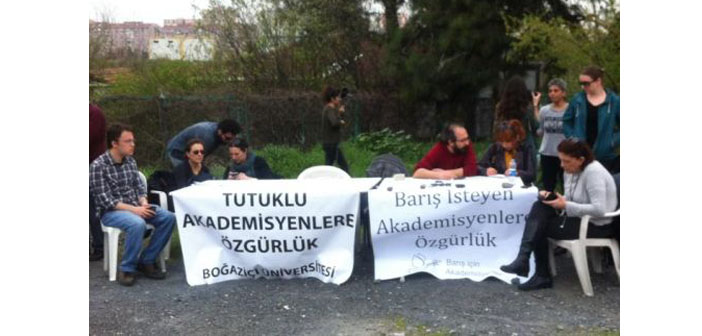 Tutuklu akademisyenler için nöbet başladı