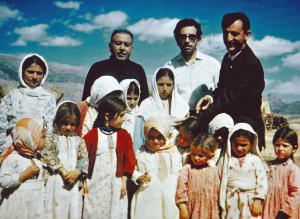 Ohannes Yünkes, Hrant Güzelyan ve Der Giragos Tokatlıyan Cudi Dağı’nın eteklerinde Silopili çocuklarla.