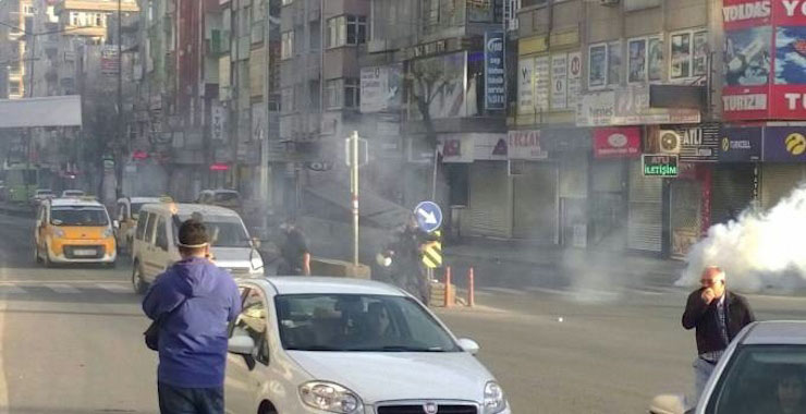 Sur'a yürüyüşe plastik mermili polis müdahalesi
