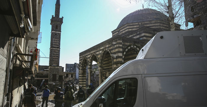 Demirtaş ve Yüksek’e soruşturma, Sur’a yasak