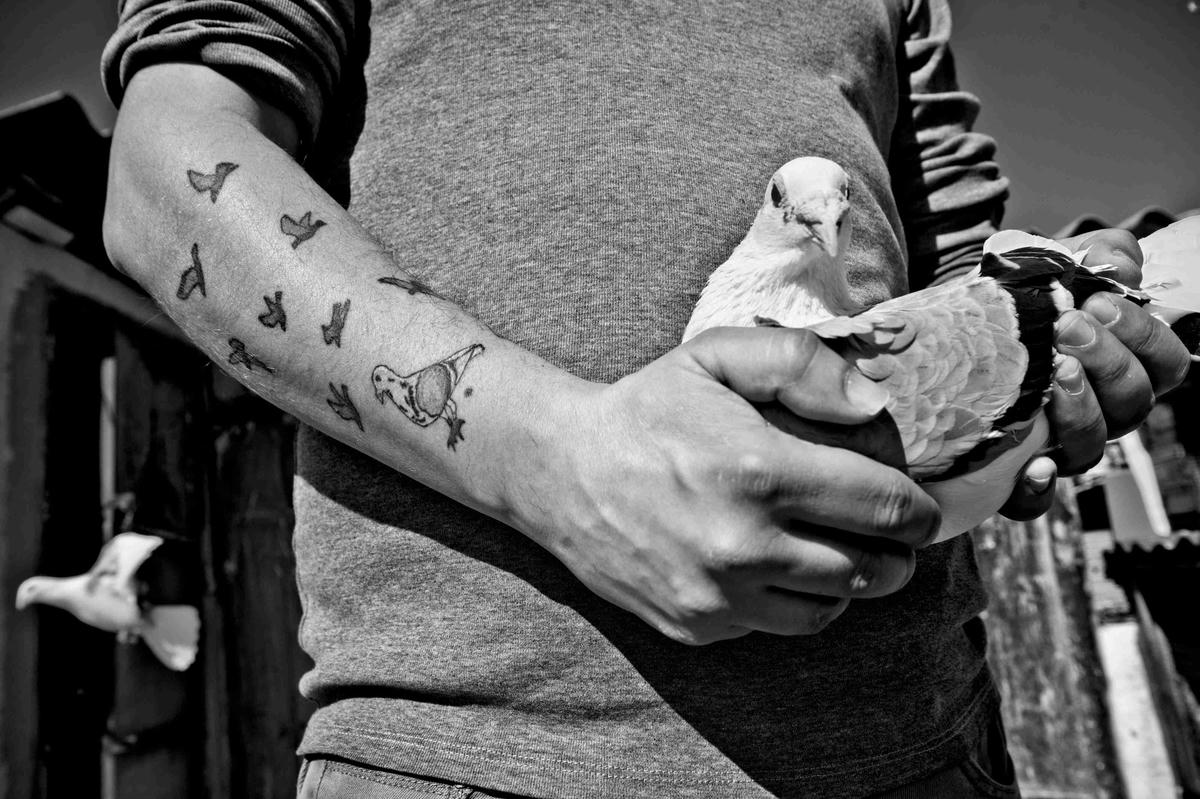 Jan'ın kolunda Recep'in dövmesi, kucağındaysa torunu duruyor.