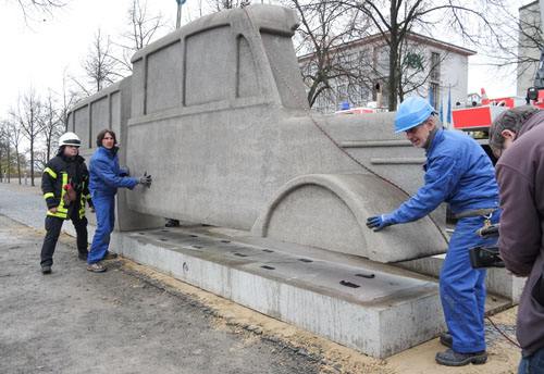 ‘Gri Otobüsler Anıtı’, 2007. 70 ton ağırlığındaki bu otobüs, İkinci Dünya Savaşı sırasında katledilen 300 binden fazla fiziksel ve zihinsel engelli bireye ithaf edilmiş. Bugüne kadar 6 bin 500 kilometre yaparak Almanya’nın çeşitli şehirlerinde sergilenen anıt, 2017’de Frankfurt’a taşınacak.