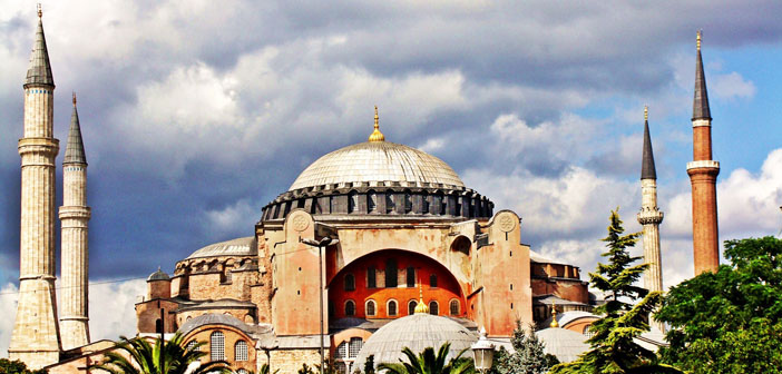 Ayasofya’daki sahur programına tepkiler büyüyor