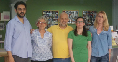 Solda Dimitris Cukatos gazetenin ve kitapevinin yeni nesil sahibi oğlu; soldan ikinci Pepi Cukatos gazetenin sahibi; ortada Statis Arvanitis; sağdan ikinci Roza Doriza kitabevinin ve gazetenin sekreteri, en sağda ise Stefania Kakani, gazetenin ve kitapevinin grafik işlerinden sorumlu.