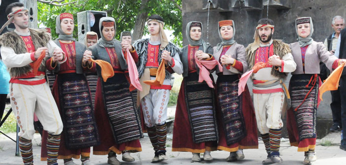 Ermenistan’da topsuz tüfeksiz Van anması