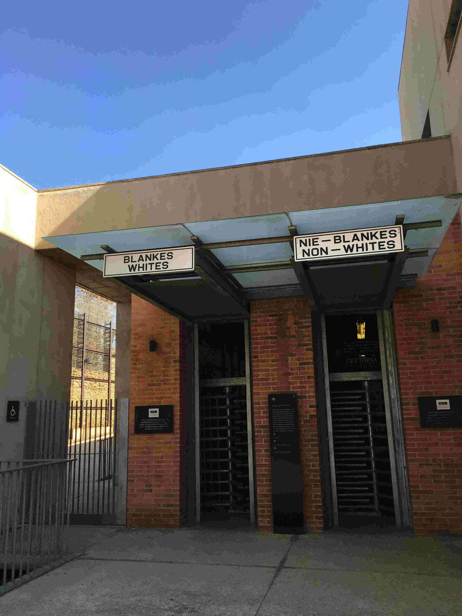 Apartheid Müzesi giriş kapısı