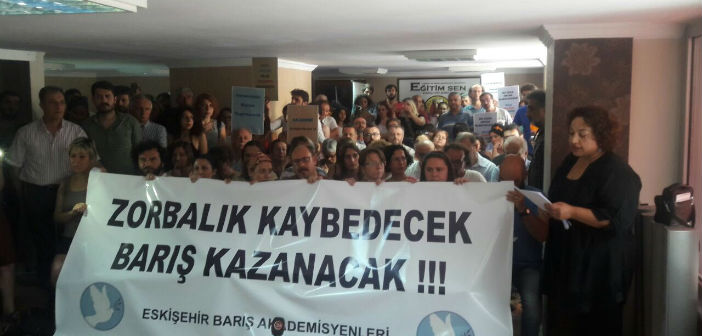 Akademisyenler: Barış Akademisyenleri neden soruşturmadan 6 ay sonra, darbe sürecinde görevden uzaklaştırıldı?