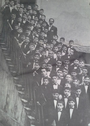 Çocuklar, haftanın iki günü yapılan provalara eksiksiz katılır. Baron Vartkes’in talimatları doğrultusunda aileler çocuklarına lacivert, uzun paçalı pantolon takımlarının yanı sıra siyah ayakkabı ve siyah çoraplardan oluşan kostümler hazırlatır. Çocukların takımını tamamlayacak olan kırmızı papyonlarsa, Baron Vartkes tarafından bizzat temin edilir. 