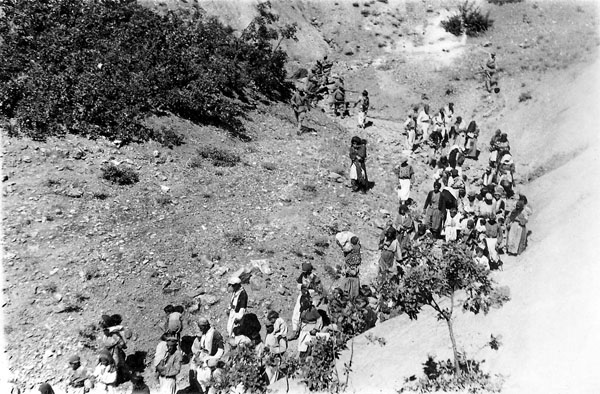 Halvoriye (Karşılar) köylüleri ölüme götürülürken, 14 Ağustos 1938 (s. 336)