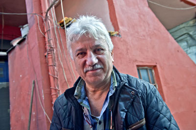 Stepan Altuntepe (sağda) hanın bütün atölyelerinden ve çalışanlarından tek tek geçiriyor bizi.