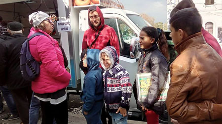 Bugünlerde İzmir’de olan Blažević, Türkiye’deki Suriyeli göçmenlerle ilk karşılaşmasını yaşadığını, sokakta göçmen bir aileyle tanıştığını söylüyor. 