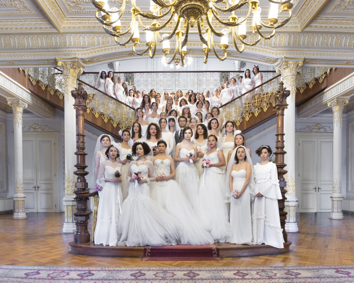 ‘Çağrı (Eyüplü Halit, 1930-2016)’ başlıklı işinde Burak Delier, memur, komiser, subay ya da şık ve zengin beyefendi kılığına girerek 68 kadını evlenme vaadiyle kandırıp, onların mücevherlerini ve paralarını aldığı suçlamasıyla 10 yıl hapse mahkum edilen Eyüplü Halit’in yerine geçiyor.