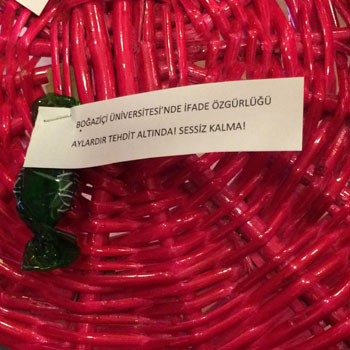 Öğrenciler etkinlik öncesinde, son dönemde yaşanan etkinlik iptallerine şeker dağıtarak tepki gösterdi.