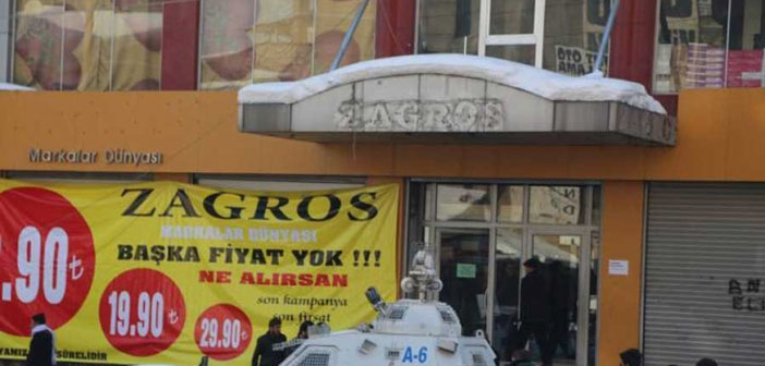 Hakkari’de Zagros İş Merkezi’nin tabelası söküldü